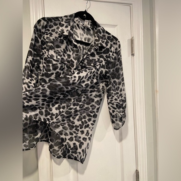 Ambiance Apparel Size M 3/4 Tab Sleeve Sheer Button Down Snow Leopard Print Top - Picture 6 of 12